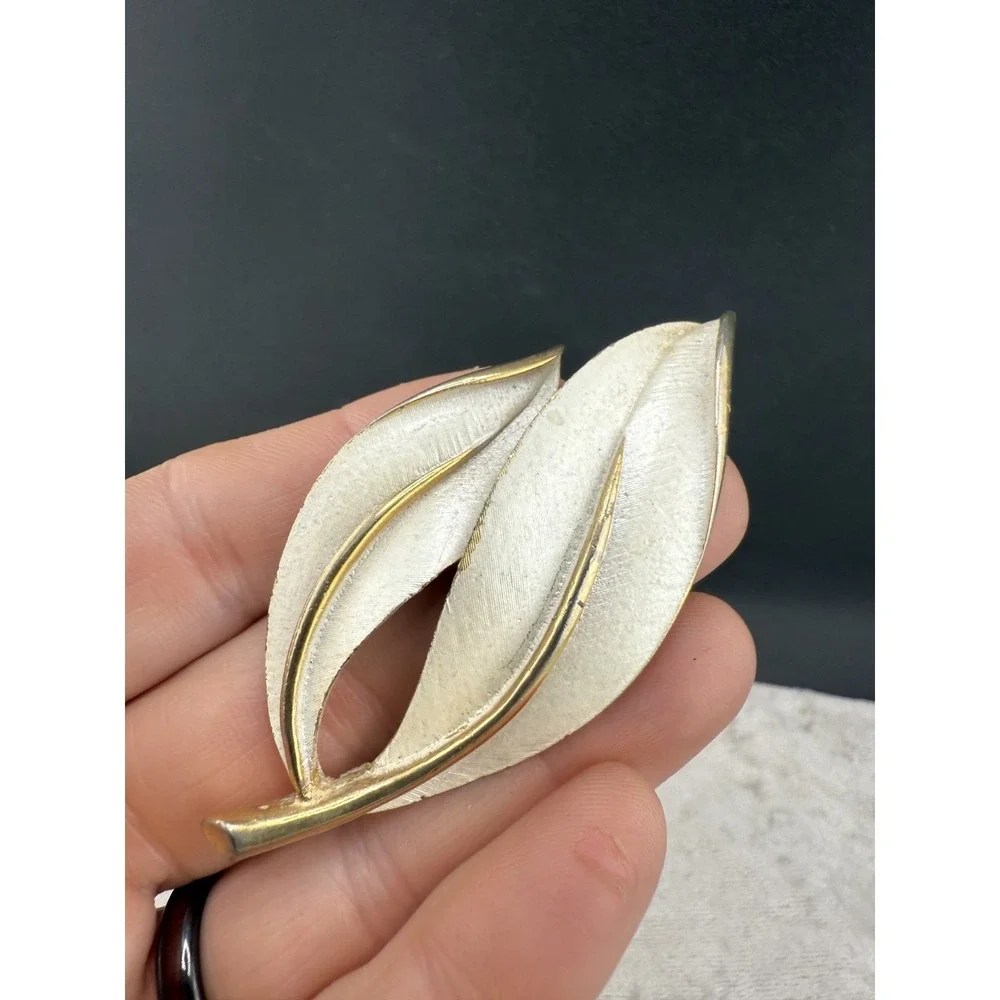 Vintage Brooch Lot Leaf‎ Hat Flower Gold Tone Some Signed